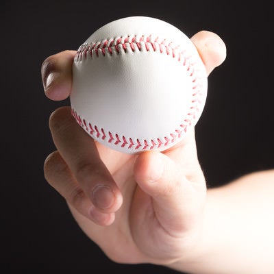 フォークボール（変化球）を握る投手の写真