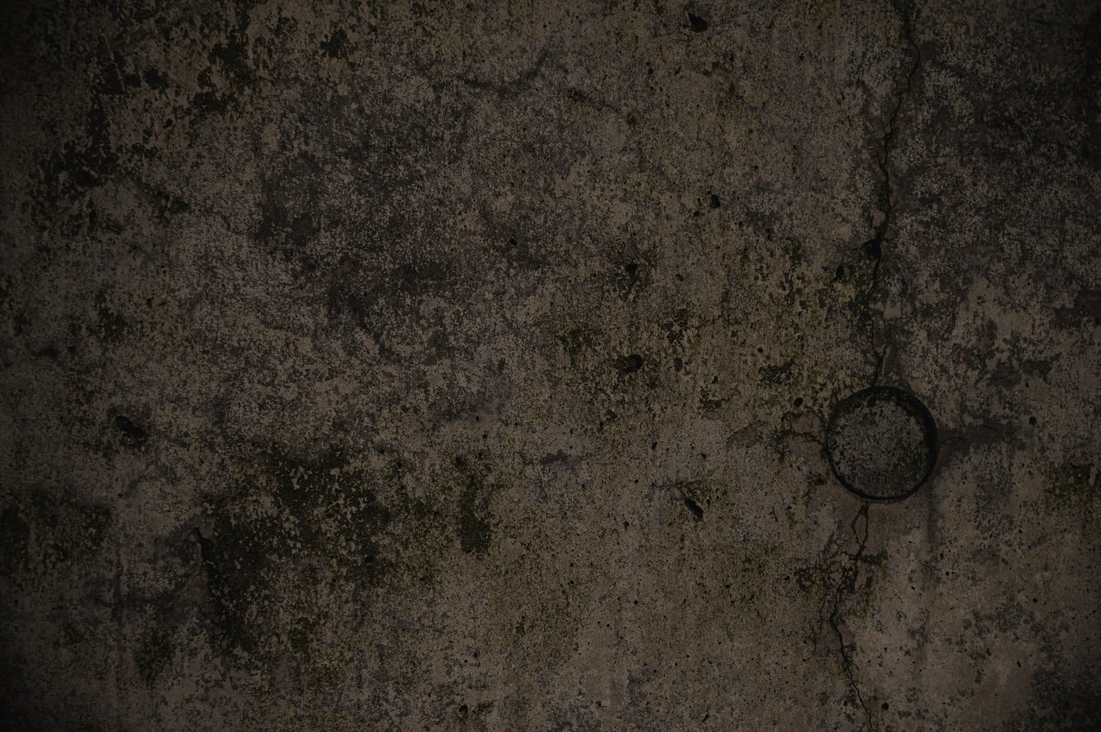 「薄暗いコンクリート壁のテクスチャー」の写真