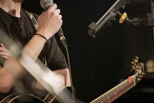 マイクを握るギター兼ボーカルの写真