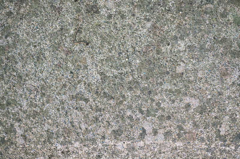 斑点模様に見えるコンクリートの地面の写真