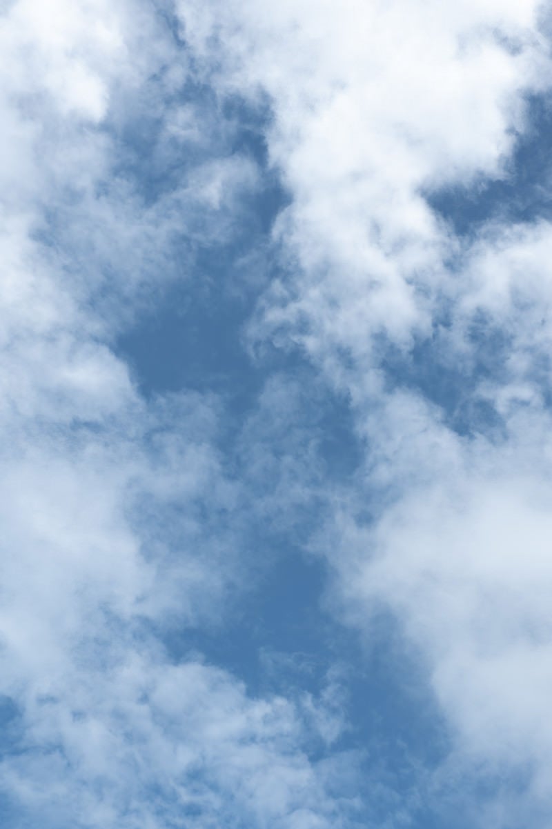 「晴れた空と雲」の写真