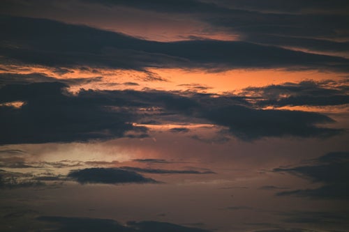 夕焼け空と黒い雲の写真
