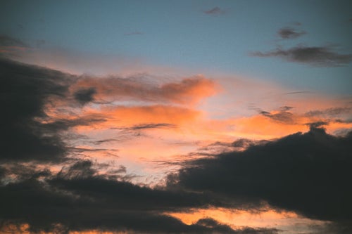 黒い雲と夕焼雲の写真