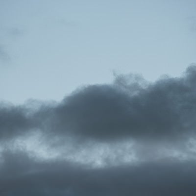 空に浮かぶ黒い雲の写真
