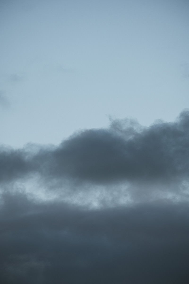 「空に浮かぶ黒い雲」の写真