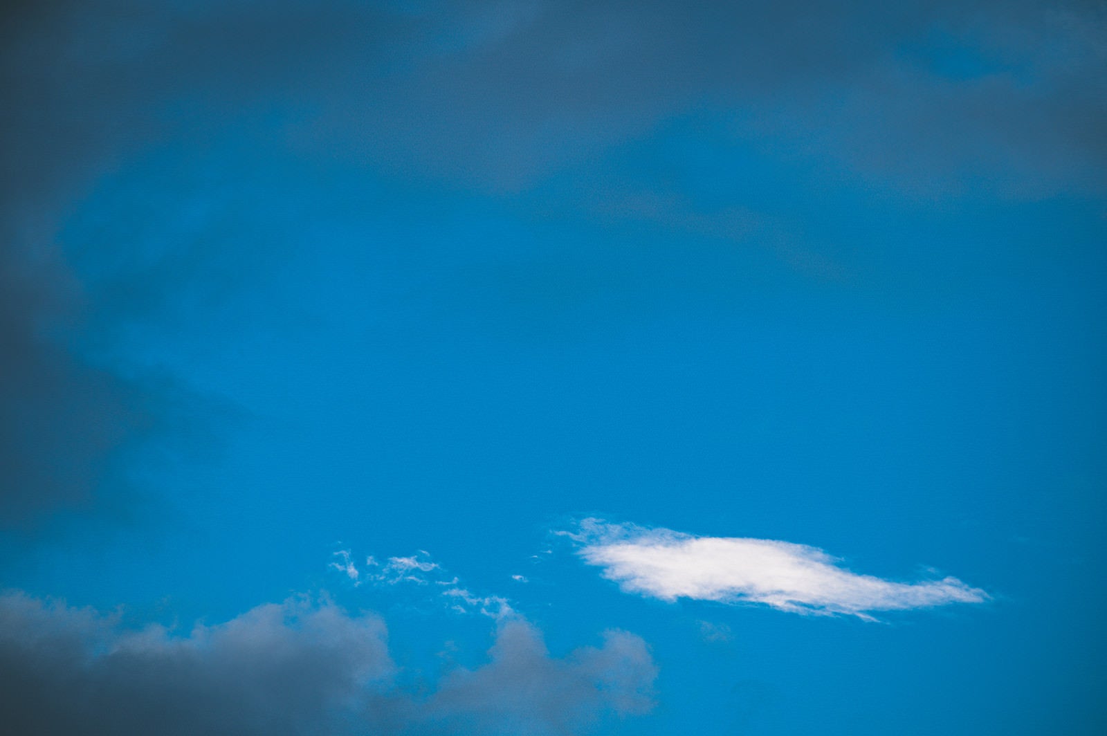 「黒い雲に包まれた青空」の写真