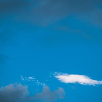 黒い雲に包まれた青空の写真