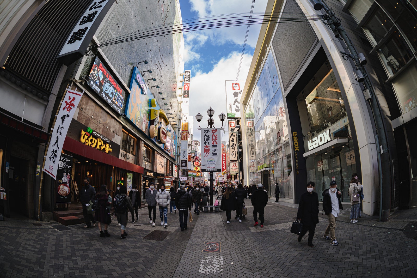 「魚眼レンズで撮る大阪ミナミを行き交う人々」の写真