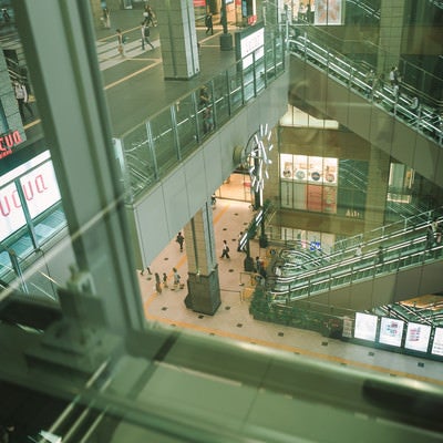 ガラス窓から見るエ商業施設の写真