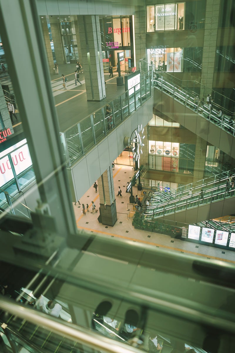 「ガラス窓から見るエ商業施設」の写真