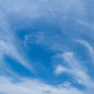 ▲晴れわたる空と薄雲の写真