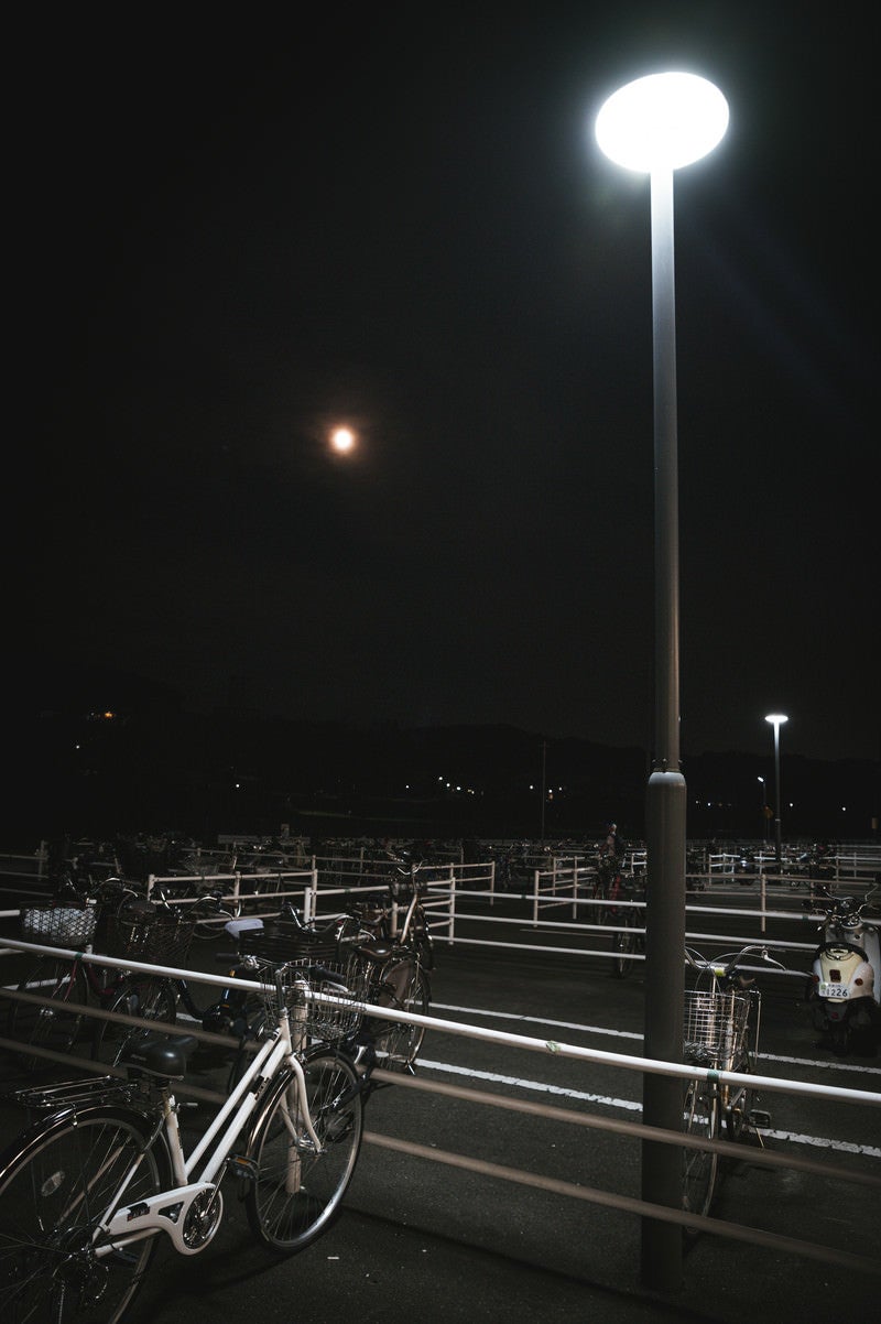 「夜の駐輪場と自転車」の写真
