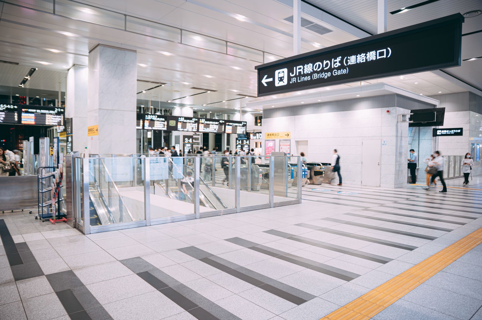「大阪駅のJR連絡橋口」の写真