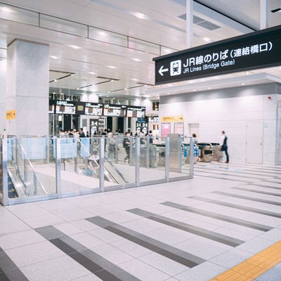 大阪駅のJR連絡橋口の写真