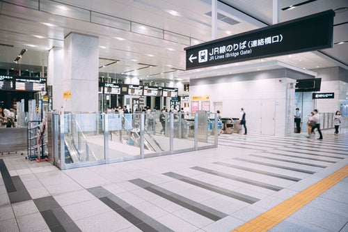 大阪駅のJR連絡橋口の写真