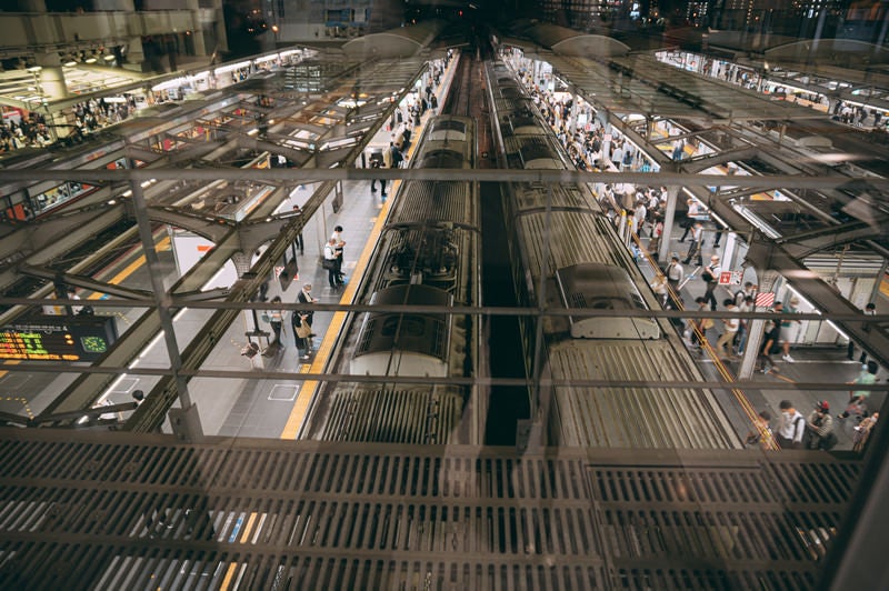 大阪駅のホームに電車が入ってくる様子を俯瞰で撮影の写真