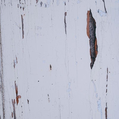 塗装が剥がれた木目板の写真