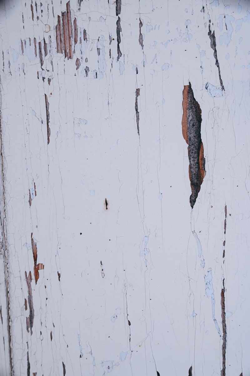 「塗装が剥がれた木目板」の写真