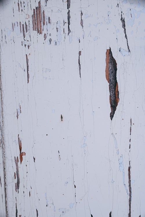 塗装が剥がれた木目板の写真