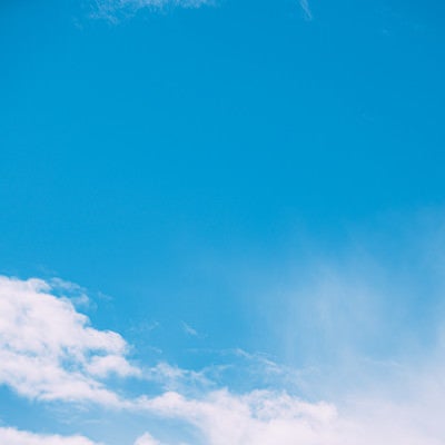青空に雲かかるの写真