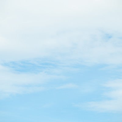 青い空に雲がかかるの写真