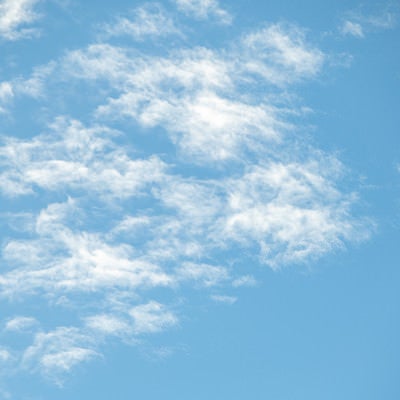 晴れた空に雲が出てきたの写真