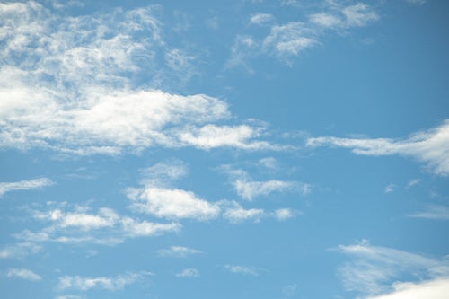 見上げた空と雲の写真