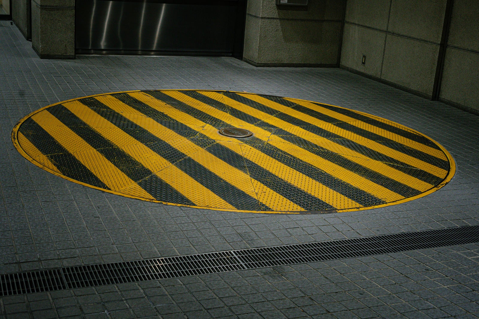 「黄色と黒のストライプ色の立体駐車場」の写真