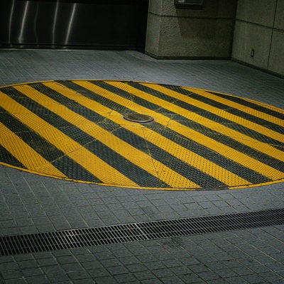 黄色と黒のストライプ色の立体駐車場の写真