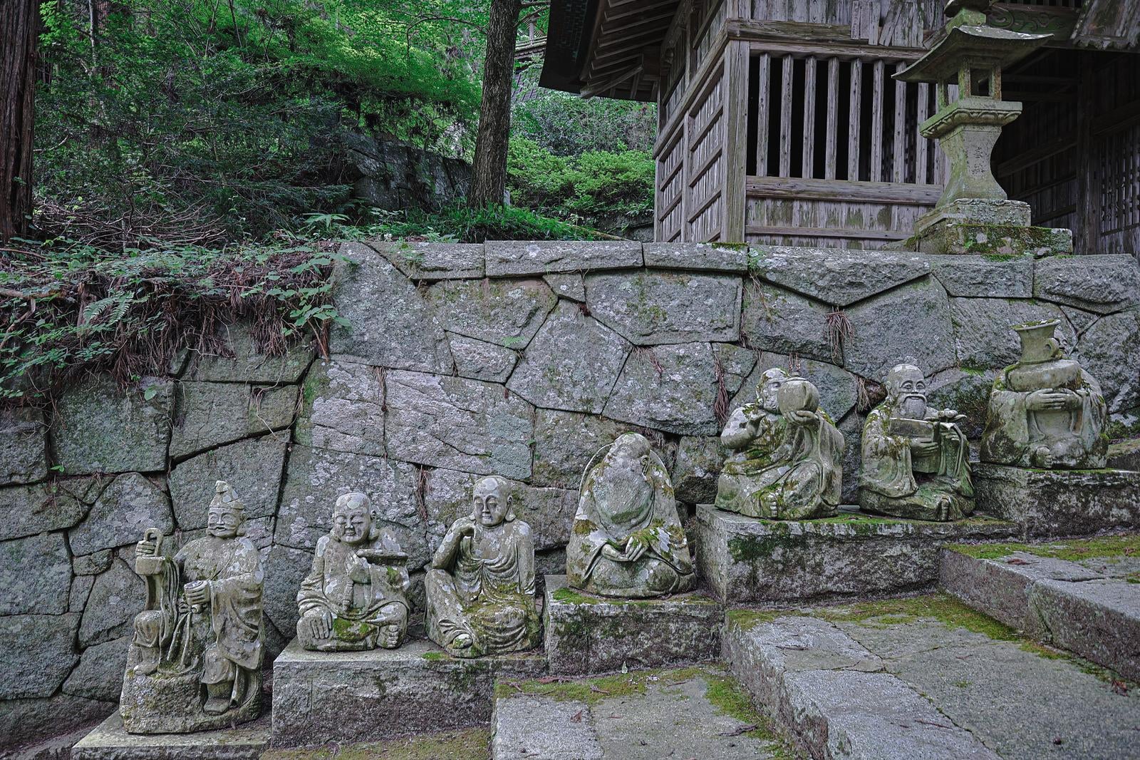 「東堂山満福の石段に並ぶ石像」の写真