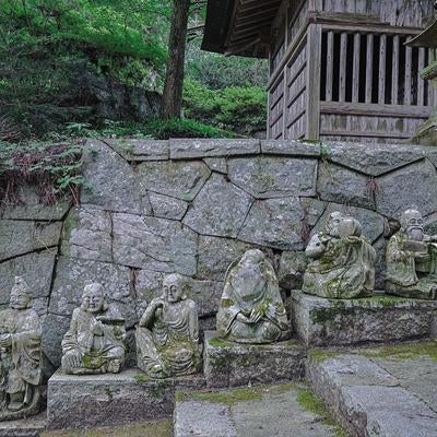 東堂山満福の石段に並ぶ石像の写真