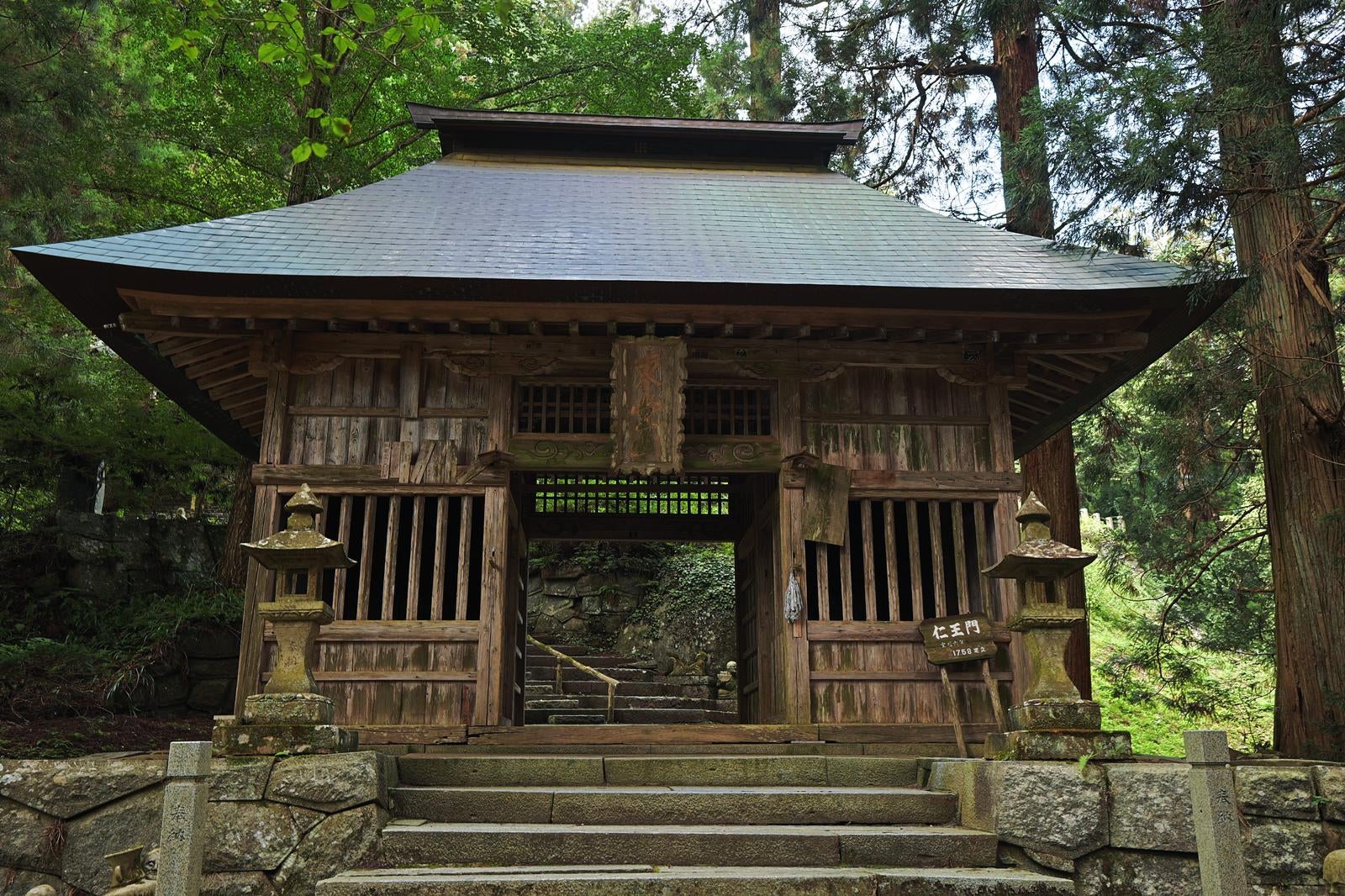 「東堂山満福寺の歴史的魅力、仁王門と静寂な境内」の写真