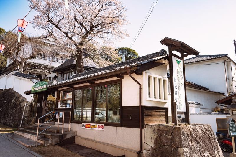 津山城跡入り口に位置するつやま自然のふしぎ館の写真