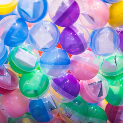 ガチャてんこ盛り、射幸心をくすぐるカラフルなカプセルの写真