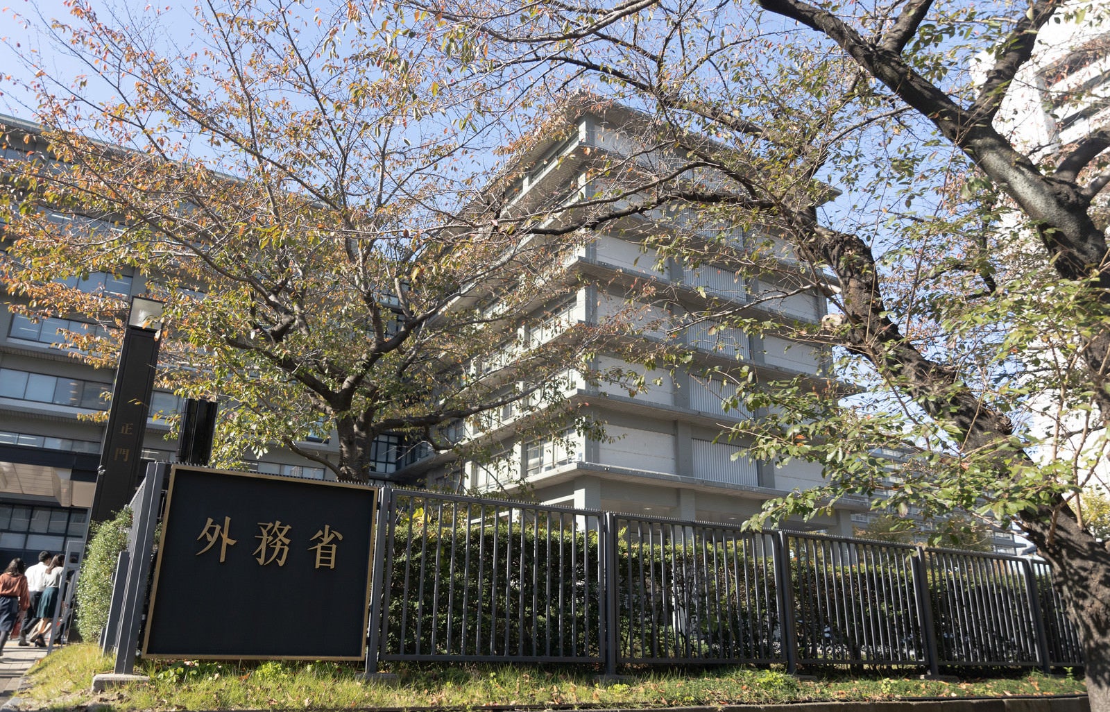 「外務省庁舎の前」の写真