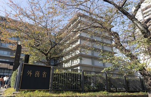 外務省庁舎の前の写真