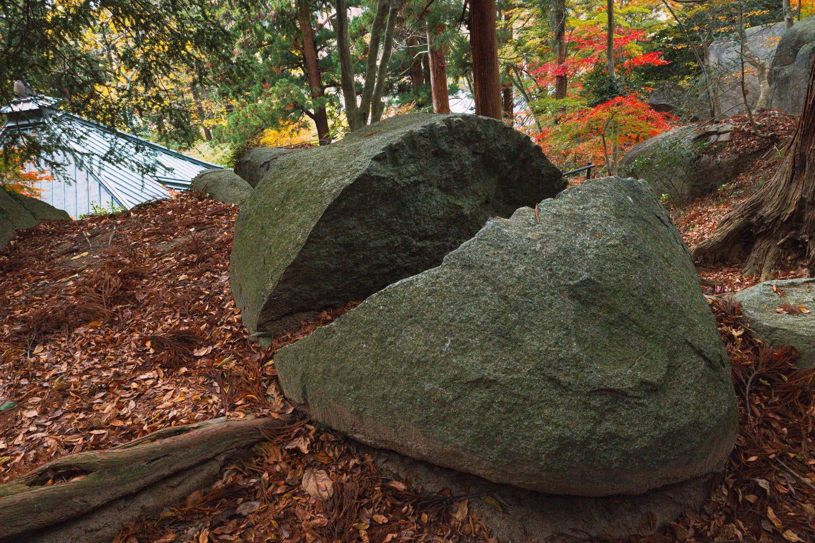 「岩角寺の割れた巨石」の写真