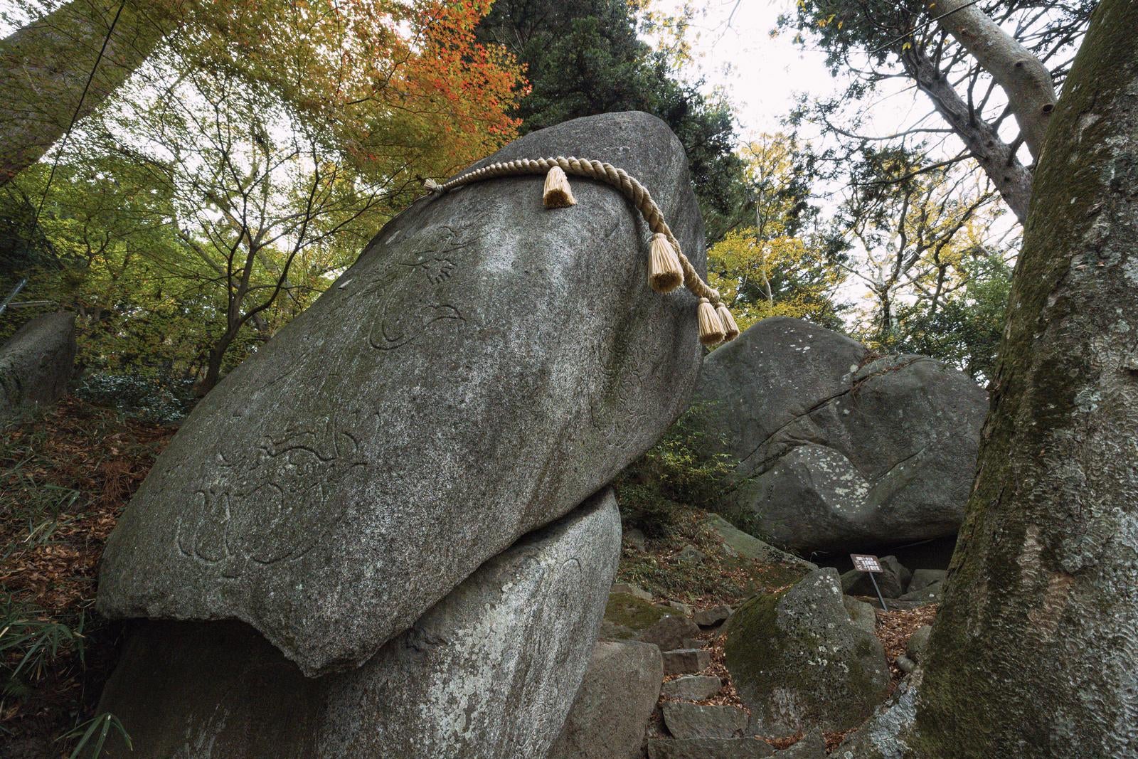 「岩角寺境内の落ちない巨石」の写真