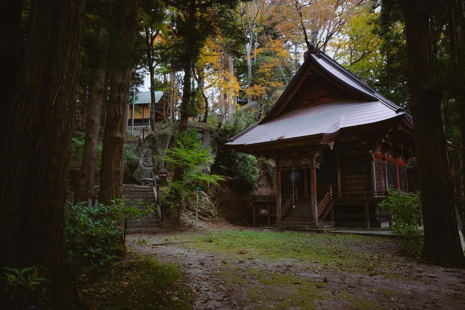 「岩角寺の静寂な那智観音堂の境内美」の写真
