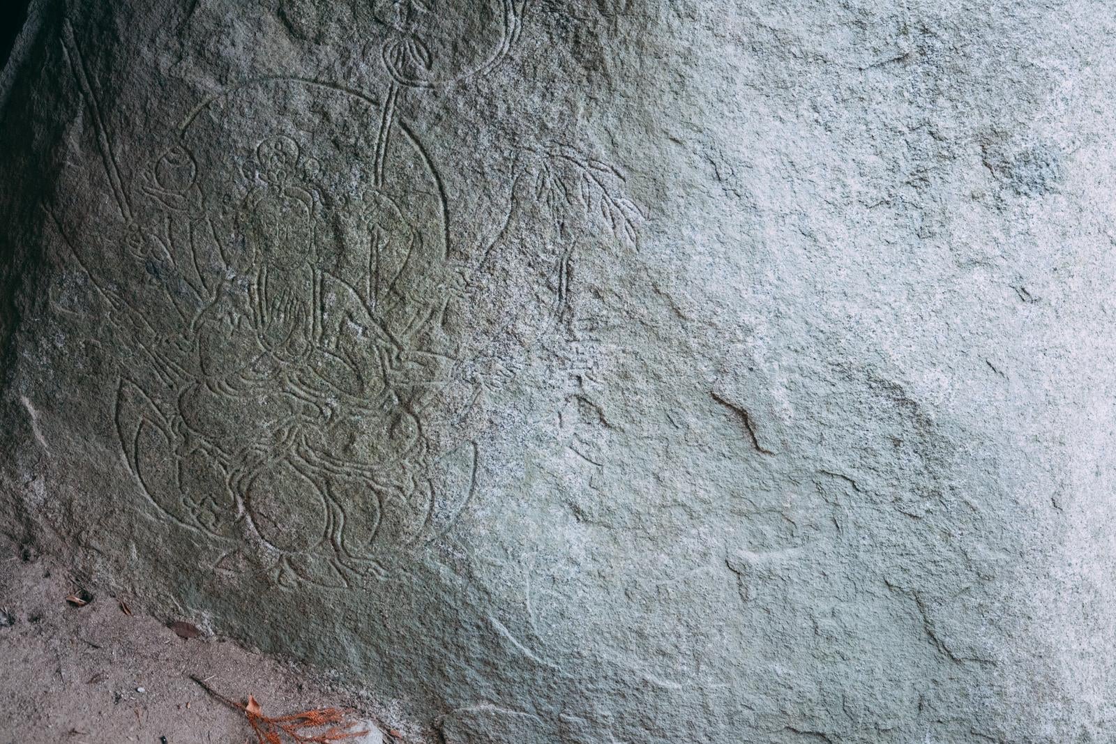 「信仰の表現、岩角寺における三十三観世音の彫刻」の写真