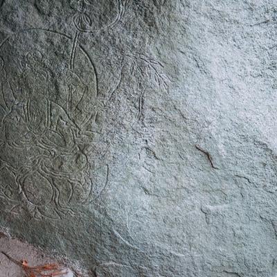 信仰の表現、岩角寺における三十三観世音の彫刻の写真