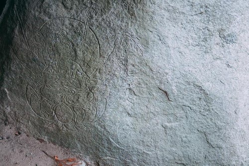 信仰の表現、岩角寺における三十三観世音の彫刻の写真