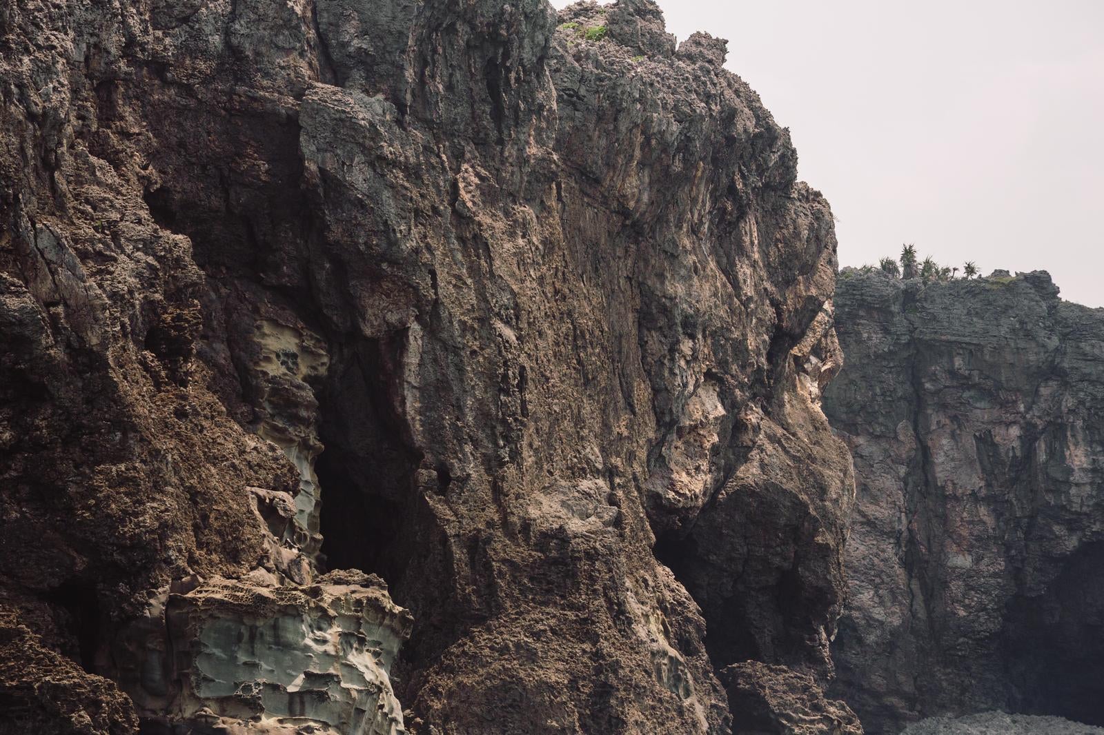 「荒々しい岩肌の海岸線」の写真