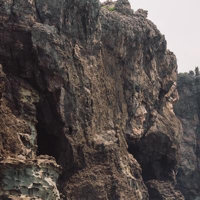 荒々しい岩肌の海岸線の写真