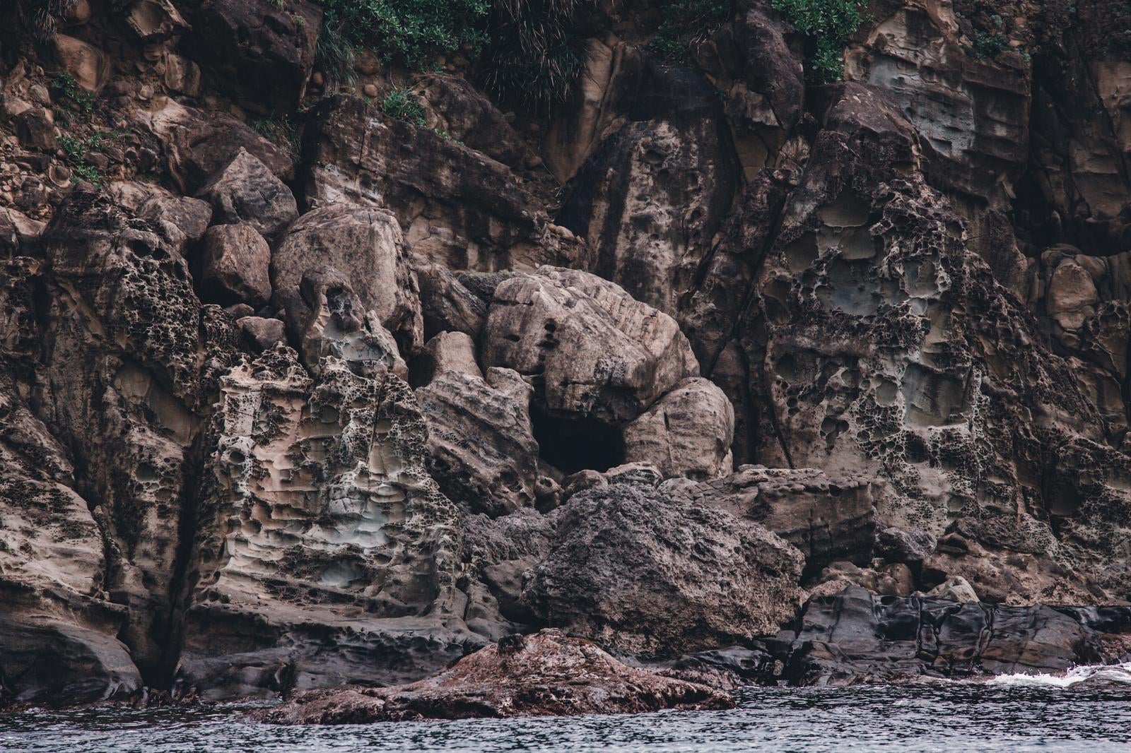 「海に削られた褐色の崖」の写真