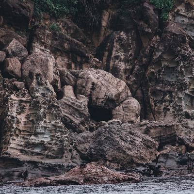 海に削られた褐色の崖の写真