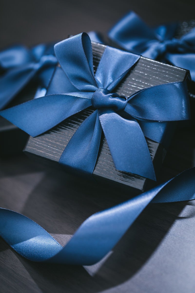 「青いリボンが巻かれたプレゼント」の写真