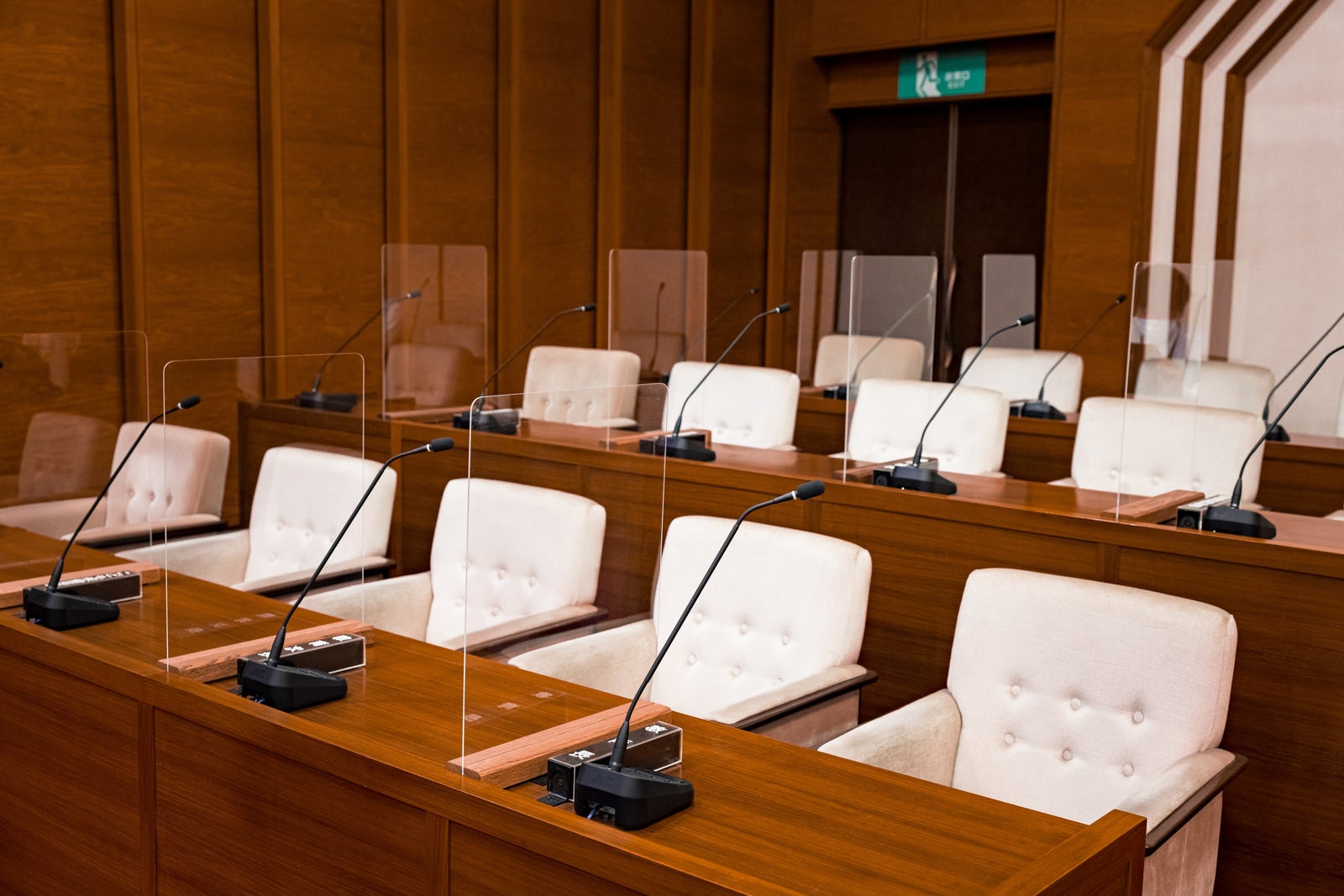 「氏名標を倒した状態の津山市議会の理事者側座席、教育長席など」の写真