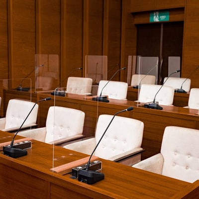 氏名標を倒した状態の津山市議会の理事者側座席、教育長席などの写真