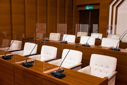 氏名標を倒した状態の津山市議会の理事者側座席、教育長席などの写真